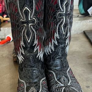 BLACK AND RED INLAY
CROSS AND WINGS
EMBROIDERY SQUARE TOE
COWBOY BOOT (SIZE 9M)